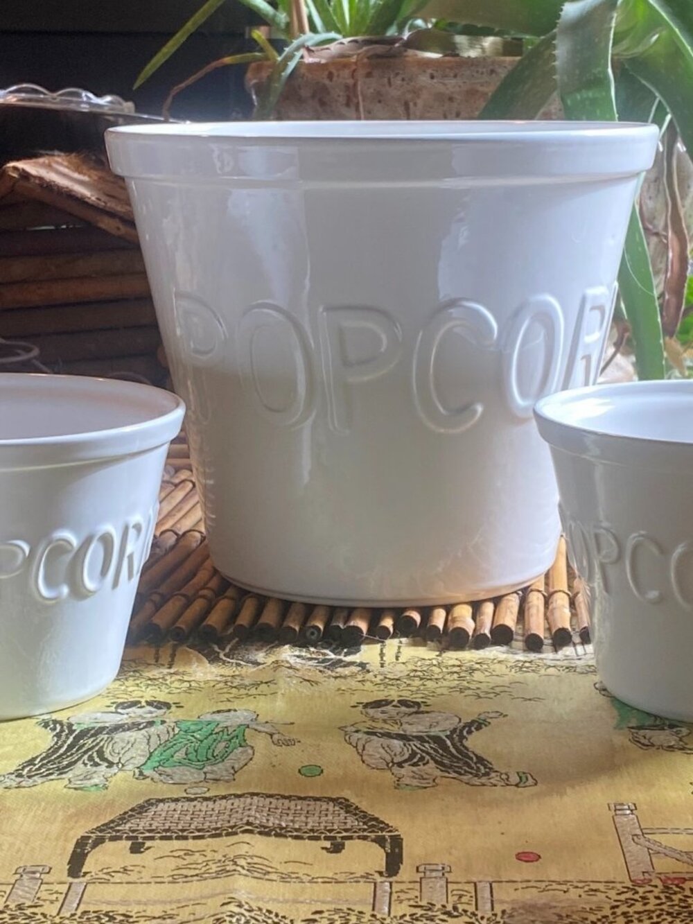 Crate & Barrel Ceramic Popcorn Bowl Set – 1 Large + 4 Small